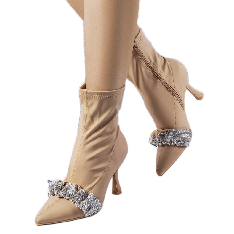 Botas beige decoradas con pedrería de Caisse