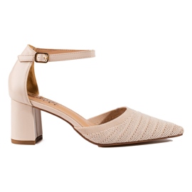 Bombas de mujer Shelovet en un bloque beige.