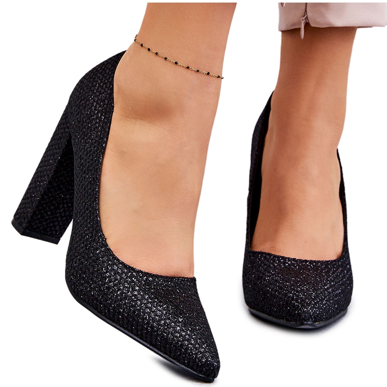 Bombas brillantes en el talón negro