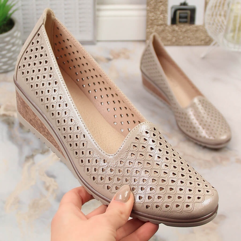 Zapatos cuña mujer calados beige brillo Potocki SZ12018