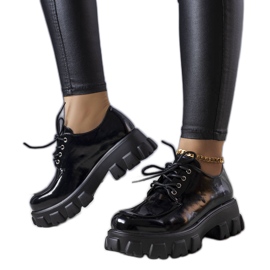 Zapatos lacados en negro de Lynn