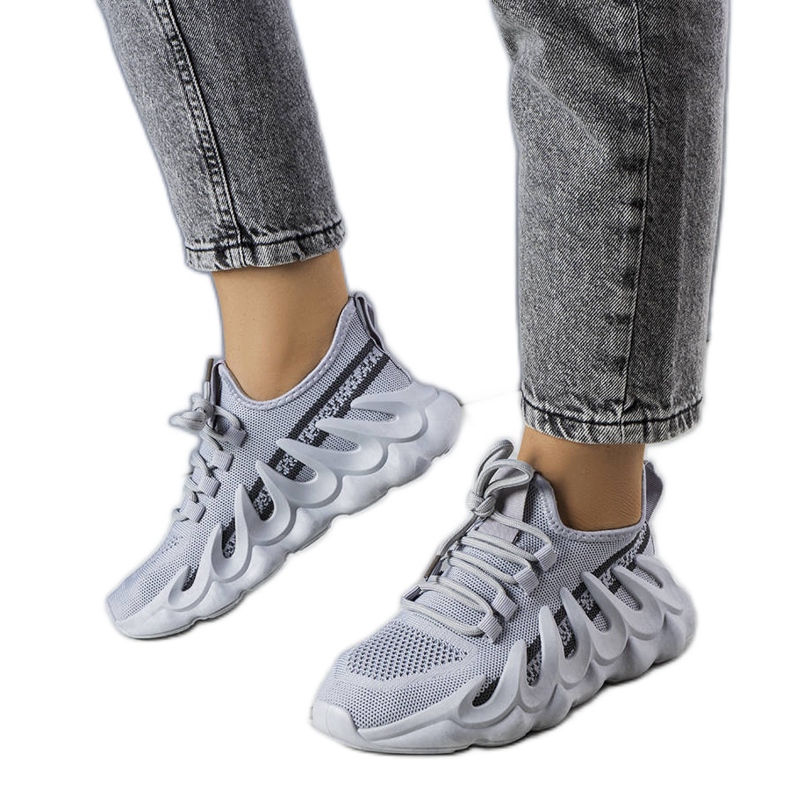 Zapatillas grises con una suela Beth de moda.