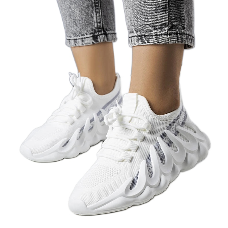 Zapatillas blancas en una suela Beth de moda. blanco