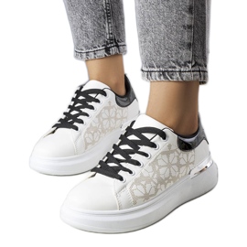 Deportivas en blanco y negro decoradas con perforaciones de Erin