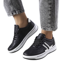 BM Zapatillas negras con inserciones blancas de Olympia. negro