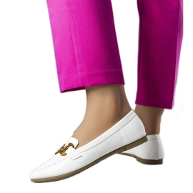 BM Mocasines blancos con detalles dorados de Regina BM Mocasines blancos con detalles dorados de Regina