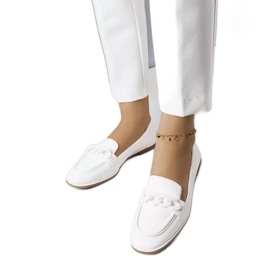 BM Mocasines blancos decorados con una cadena Bobbie BM Mocasines blancos decorados con una cadena Bobbie