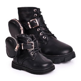 Botas de chicas de invierno con un bolso negro