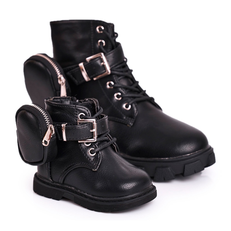 Botas de chicas de invierno con un bolso negro