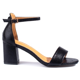 Sandalias negras de tacón bajo de Vinceza. negro