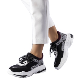 Zapatillas deportivas negras decoradas con inserciones de Savard. negro