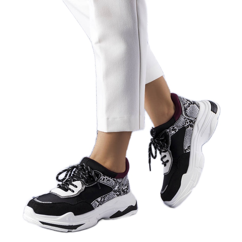 Zapatillas deportivas negras decoradas con inserciones de Savard. negro