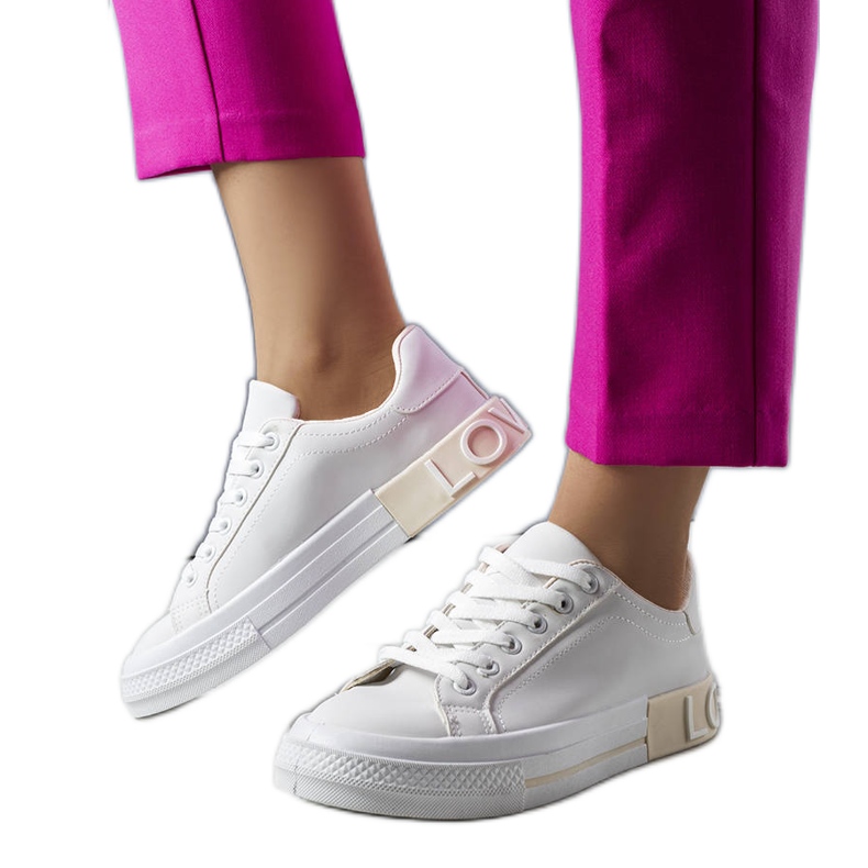 Zapatillas blancas y beige decoradas con la inscripción Nora Zapatillas blancas y beige decoradas con la inscripción Nora