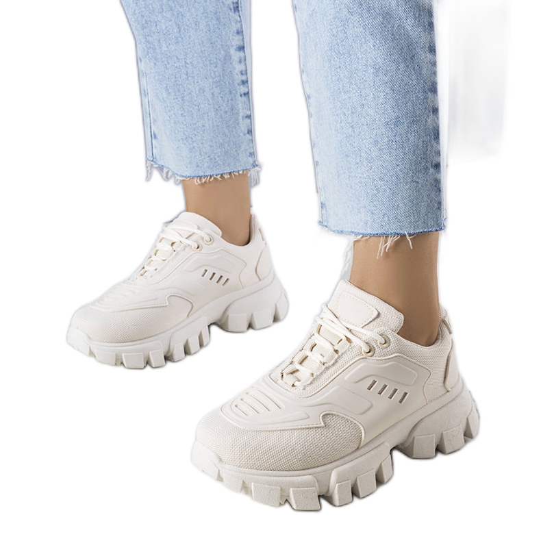 Zapatillas beige en una suela masiva de Inez