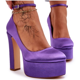 Bombas de moda en un pilar alto morado púrpura