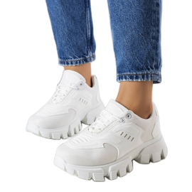 Zapatillas blancas en una enorme suela Inez blanco