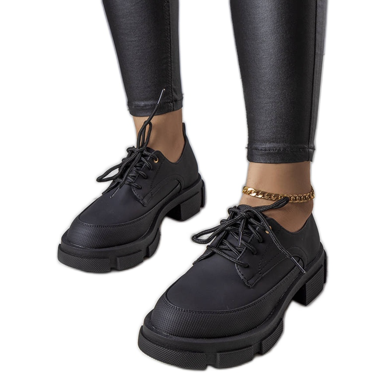 Zapatos negros con suela maciza de Kay