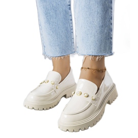 Zapatos lacados beige con perlas Serlait