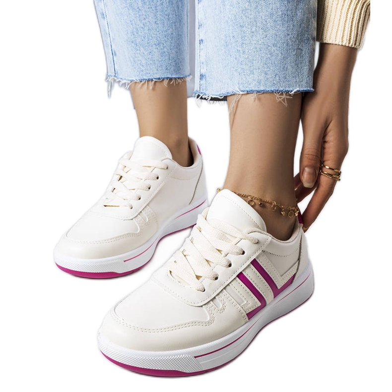Zapatillas color crema con inserciones rosas, de Olympia. beige