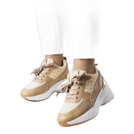 Deportivas beige decoradas con el monograma de Lora Deportivas beige decoradas con el monograma de Lora