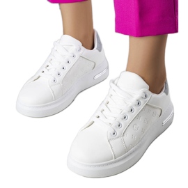 Zapatillas blancas de suela alta de Tasha. blanco