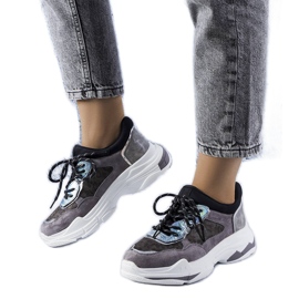 Zapatillas deportivas grises decoradas con inserciones de Savard.