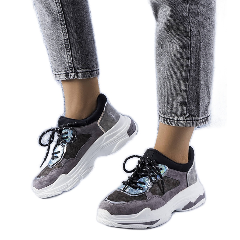 Zapatillas deportivas grises decoradas con inserciones de Savard.