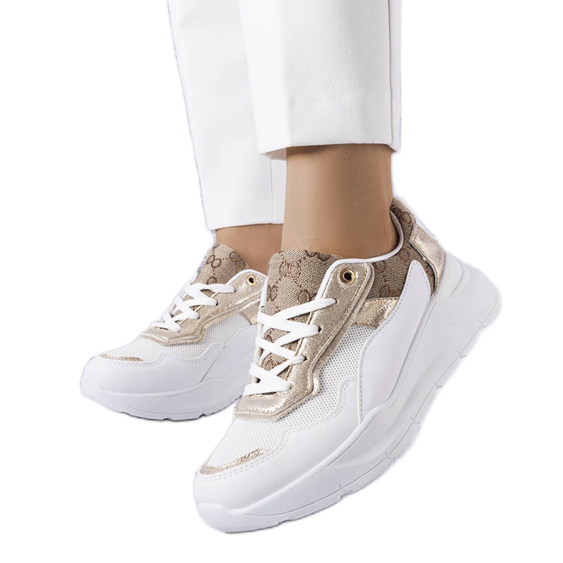 Zapatillas blancas con inserciones doradas de Lebrun. blanco