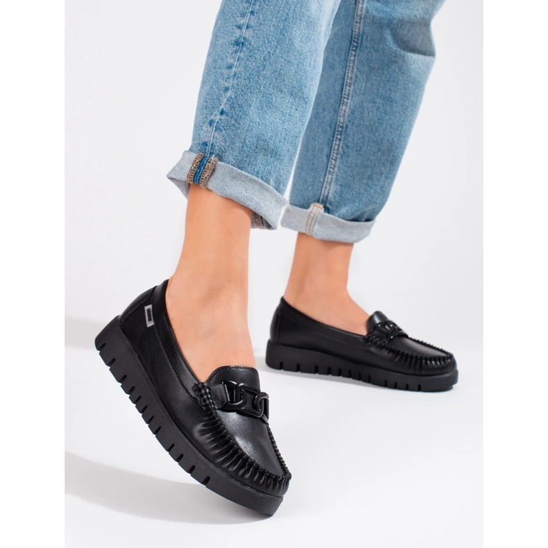 Mocasines negros de mujer en la plataforma.