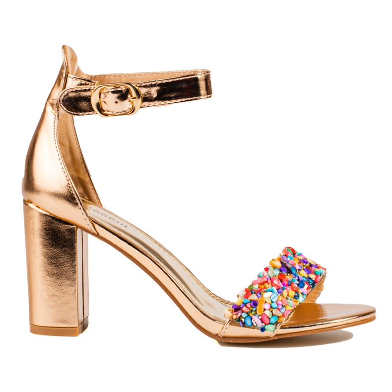 Elegantes sandalias doradas con cuentas de Shelovet dorado