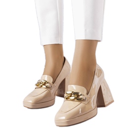 Zapatos de salón en charol beige de Vinceza