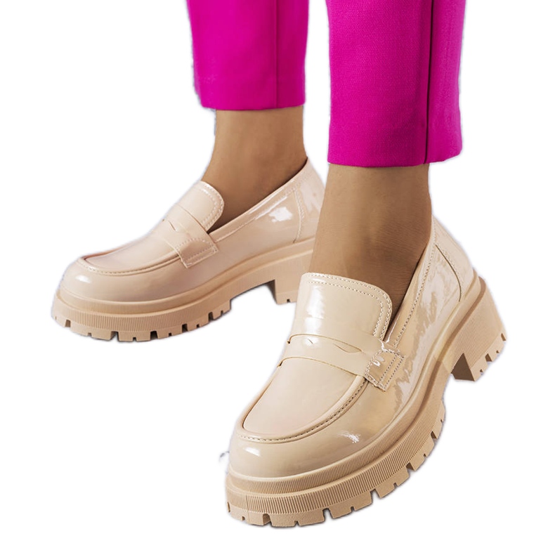 Zapatos de salón lacados en beige de Phaneuf