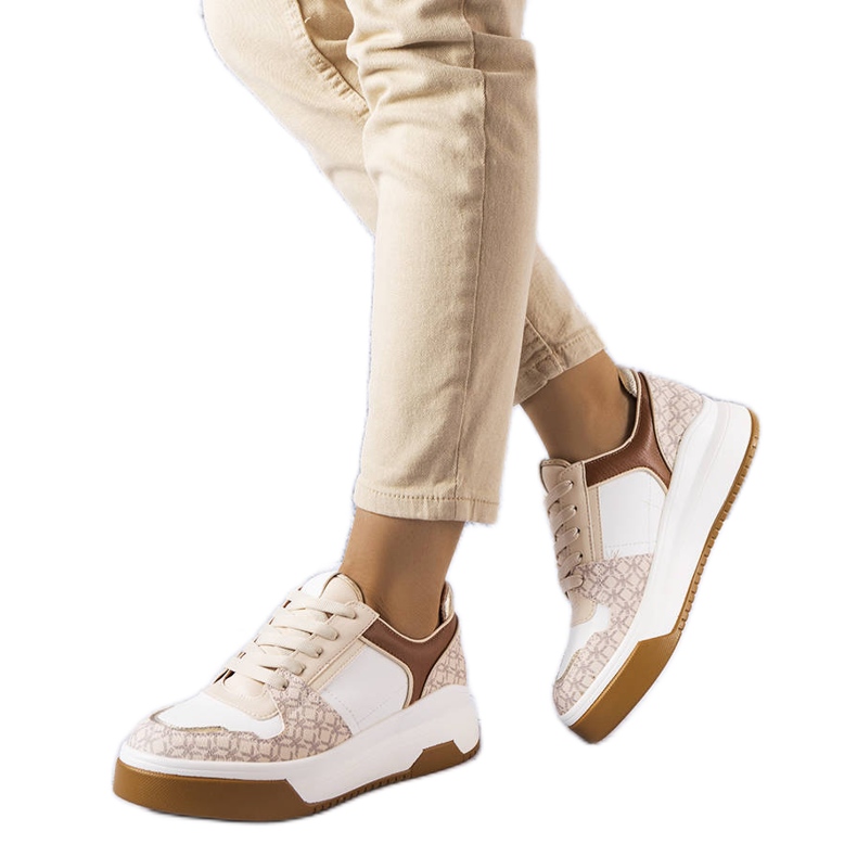 Zapatillas marrones decoradas con el monograma Grandbois marrón