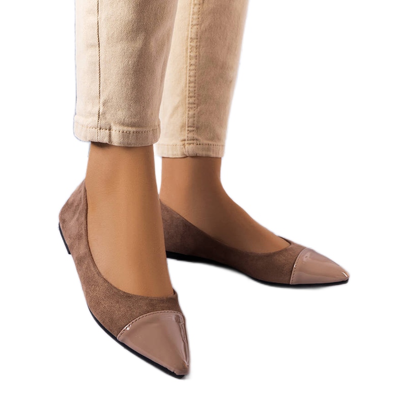 Zapatos planos de charol marrones de Thibault beige