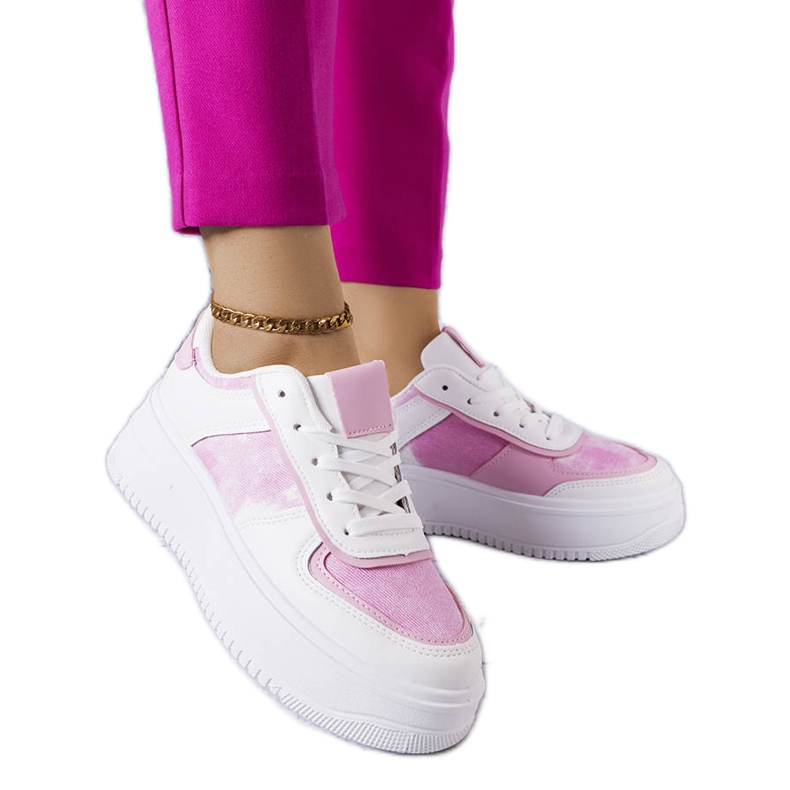 Zapatos de plataforma blancos y rosas de Heloise.