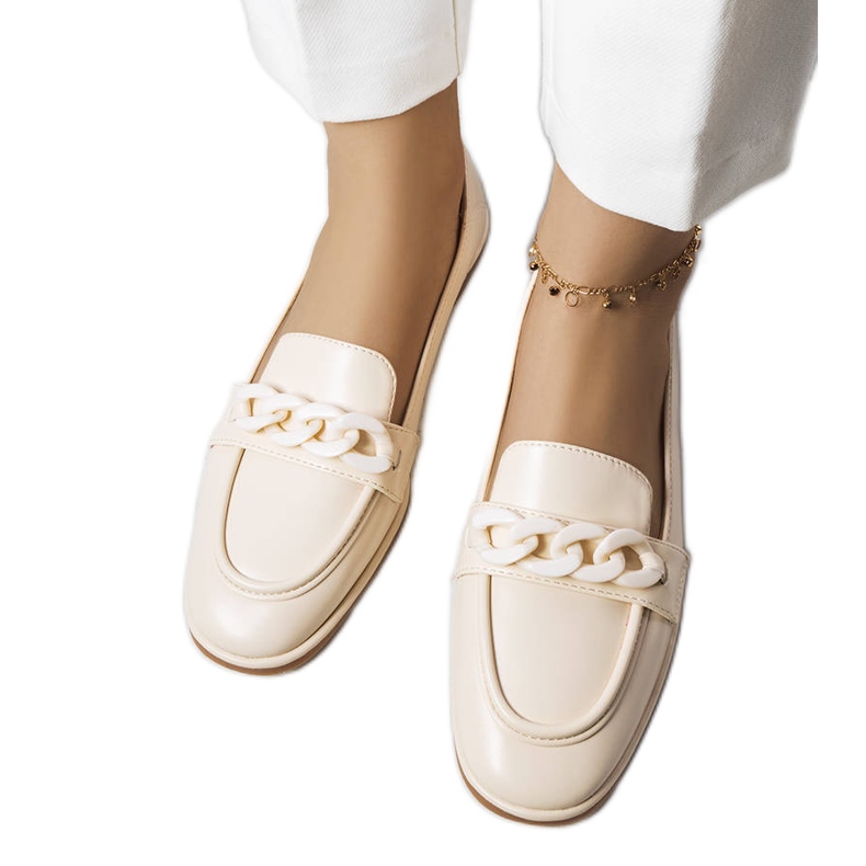 Mocasines beige decorados con una cadena de Bobbie