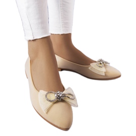 Bailarinas beige con lazo y pedrería de LaGarde