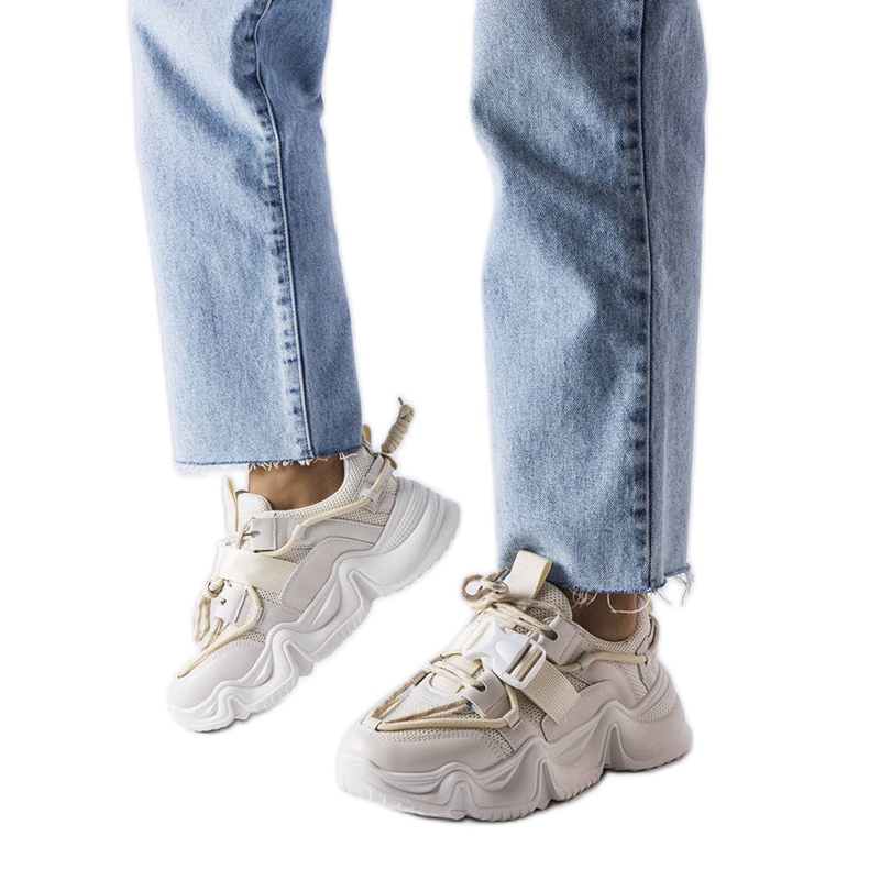 Espectaculares deportivas beige de Desforges Espectaculares deportivas beige de Desforges