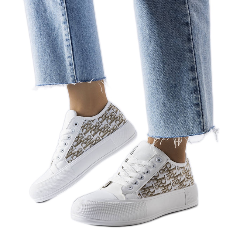 Zapatillas blancas con estampado beige de Marquis