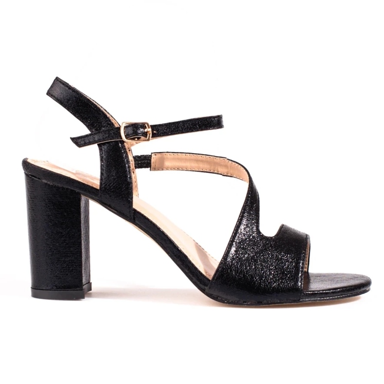 Elegantes sandalias negras Shelovet de mujer en el puesto. negro
