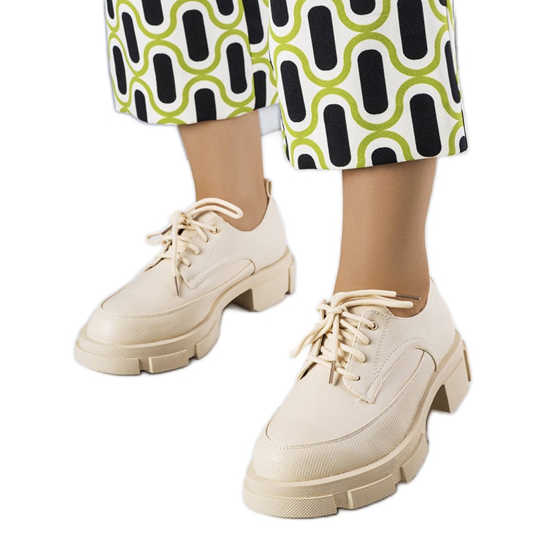 Zapatos beige con suela maciza de Kay