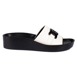 Zapatillas blancas de mujer en la plataforma Shelovet. blanco