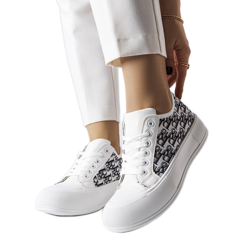 Zapatillas blancas con estampado negro de Marquis blanco