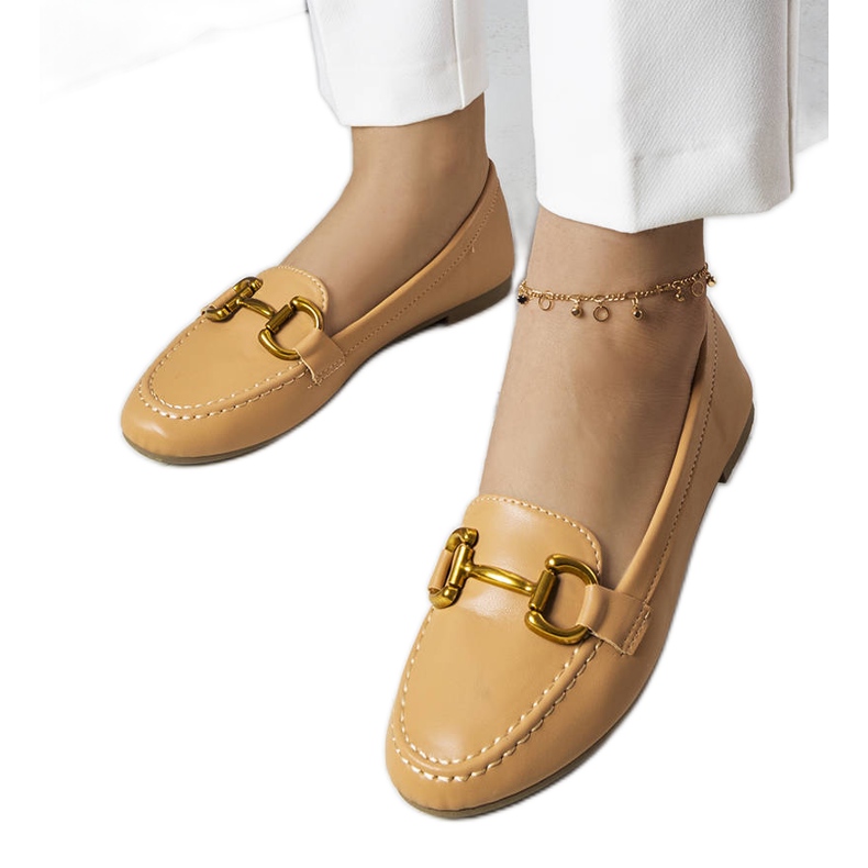 Mocasines beige con detalles dorados de Regina