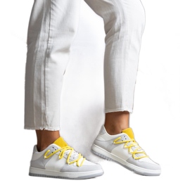 Deportivas grises con cordones amarillos de Aucoin Deportivas grises con cordones amarillos de Aucoin