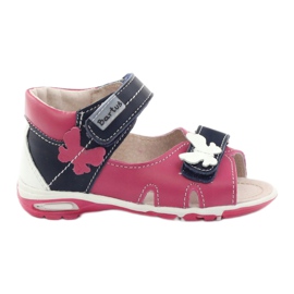 Sandalias de cuero para niñas con una mariposa rosa Bartuś rosado