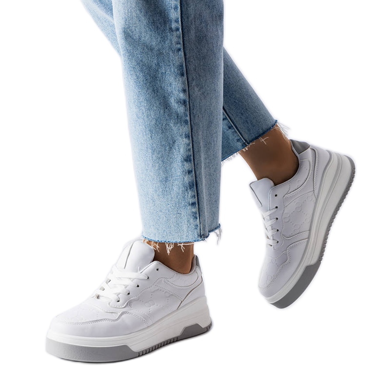 Deportivas blancas decoradas con relieve Pare blanco