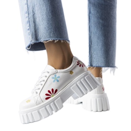 Zapatos brogue blancos decorados con flores Géminis