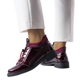 Zapatos lacados en burdeos de Thomazo rojo