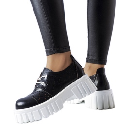 Zapatos masivos calados negros de Camus